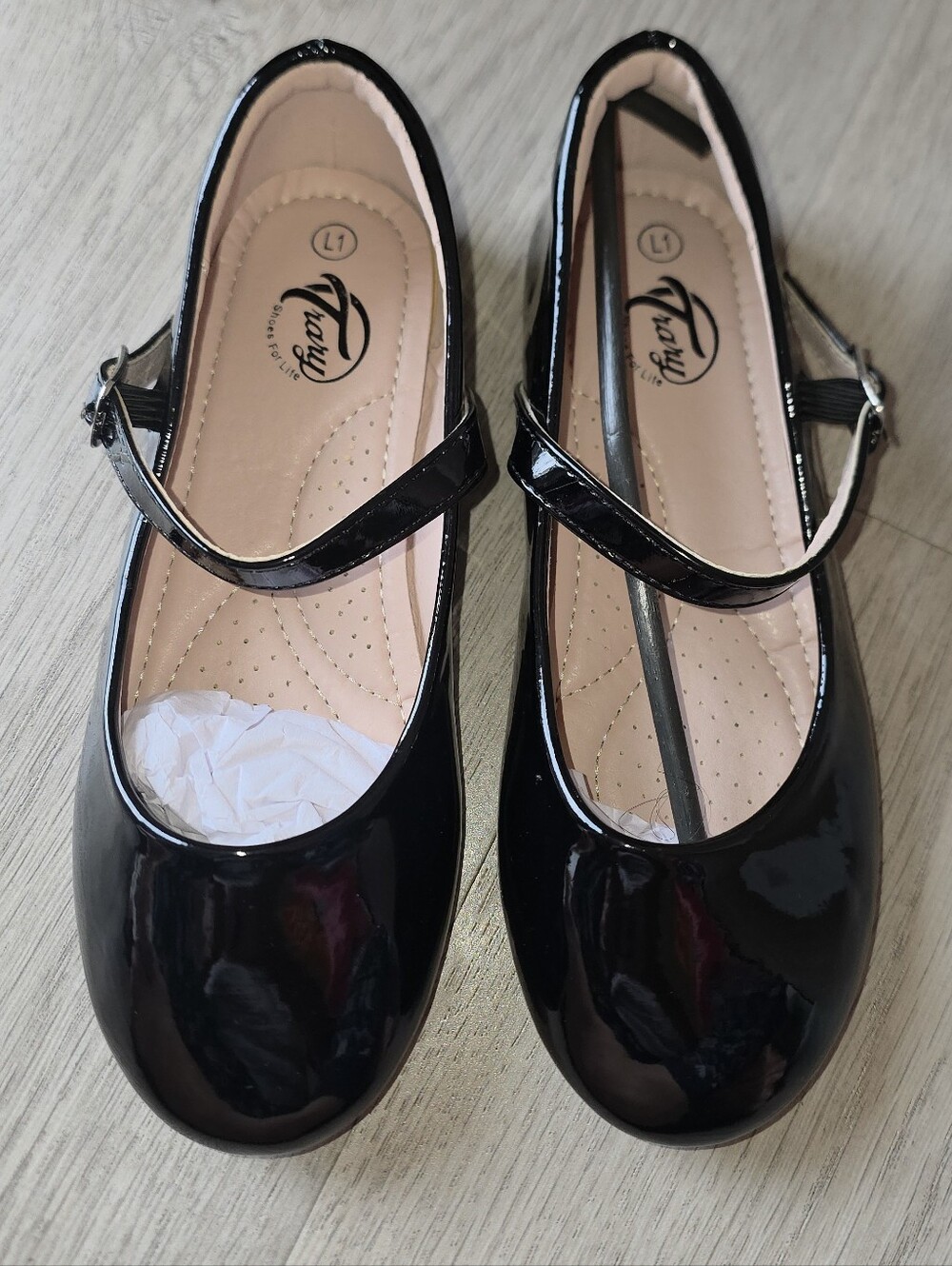 Trary Girls' Black Patent Mary Jane Shoes, Size L1.